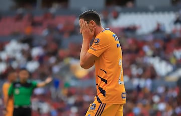 MEX2670. GUADALAJARA (MÉXICO), 30/04/2022.- Florian Thauvin de Tigres reacciona ante Atlas, durante un partido de la jornada 17 de la Liga MX del fútbol mexicano hoy, en el estadio Jalisco, en la ciudad de Guadalajara (México). EFE/Fabricio Atilano
