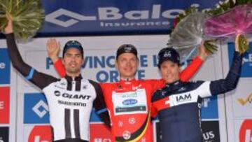 El holand&eacute;s Tom Dumoulin y el franc&eacute;s Sylvain Chavanel flanquean al vencedor, el alem&aacute;n Tony Martin, en el podio final de la Vuelta a B&eacute;lgica.