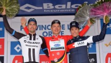 El holand&eacute;s Tom Dumoulin y el franc&eacute;s Sylvain Chavanel flanquean al vencedor, el alem&aacute;n Tony Martin, en el podio final de la Vuelta a B&eacute;lgica.