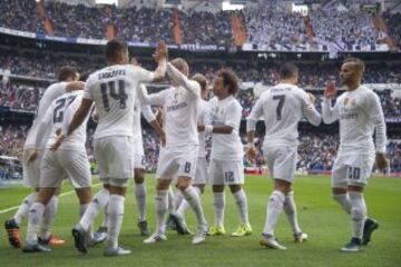 Celebraci¨®n del gol de Isco (1-0).