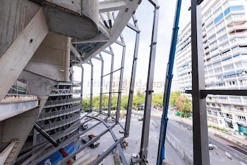 Las lamas del exterior ya están instalándose en la fachada del nuevo Santiago Bernabéu. Serán una de las grandes características del nuevo feudo blanco.