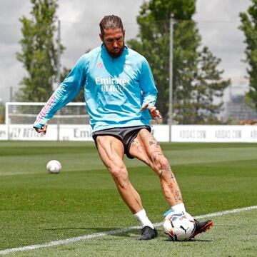 Sergio Ramos, tocando balón en Valdebebas