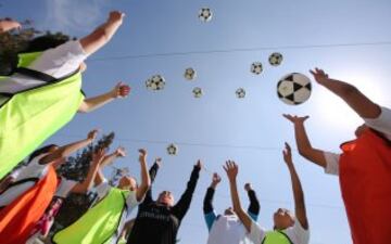 El Real Madrid enseña a jugar al fútbol a los niños palestinos