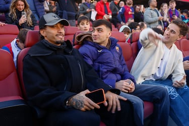 Los jugadores del Barcelona Raphinha, Gavi y Pedri en la grada durante el partido de LaLiga de fútbol entre el Barcelona y el Mallorca.