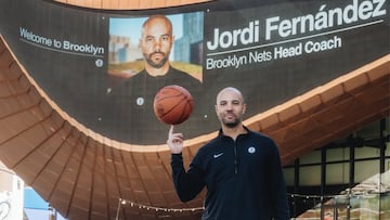 Jordi Fern¨¢ndez posa como nuevo entrenador de los Brooklyn Nets delante del Barclays Center.