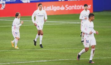 Huesca 1-1 Real Madrid | Lanzó la falta Benzema, el balón lo repelió el larguero, pero cayó en picado en el área pequeña y Varane remató con suavidad de cabeza para empujarlo al fondo de la red.