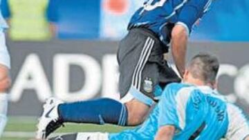 <b>OBRA DE ARTE. </b>Este es el segundo gol de Agüero a Polonia. Como Romario, no dudó en sentar al portero antes de marcar.