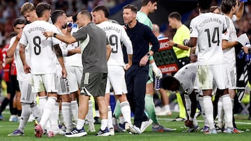 Xabi Alonso da indicaciones a sus jugadores.