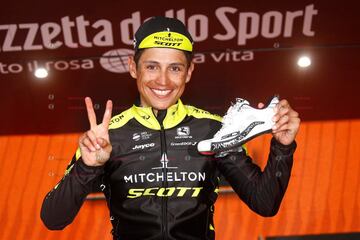 Esteban Chaves celebra en el podio del Giro de Italia y hace un homenaje a su amiga Diana Casas quien falleció el año pasado.