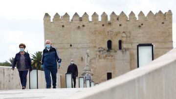 GRAFAND8400. CÓRDOBA, 13/05/2020.-Varias personas mayores pasean por el Puente Romano de Córdoba durante la franja horaria permitida, hoy miércoles cuando la Junta de Andalucía ha propuesto una modificación de los actuales horarios para salir a la calle y que se resuman en dos tramos, hasta las 14.00 horas para los mayores de 70 años y dependientes y desde esa hora hasta las doce de la noche lo hagan adultos no vulnerables y familias con hijos menores. EFE/Salas
