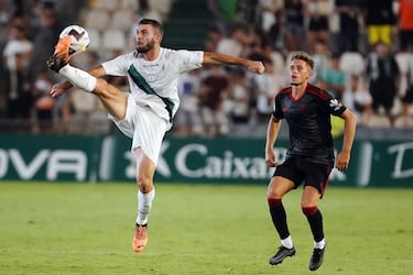 El Córdoba presenta credenciales ante un Granada en construcción