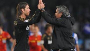 <b>SATISFACCIÓN. </b>Mourinho fue a felicitar a Ramos tras el encuentro por el buen partido del sevillano ante la Real Sociedad.