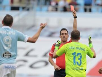 1-0. El árbitro Estrada Fernández expulsó a Javi Varas tras derribar a Iago Aspas. Orellana anotó el penalti.
