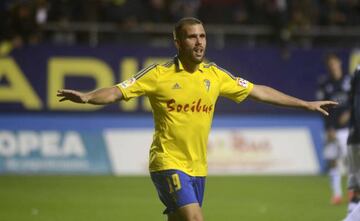 Alfredo Ortuño celebra un gol durante el Cádiz vs Alcorcón, partido de Segunda División.