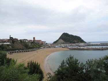 La Playa de Malkorbe Hondartza, en Getaria, es un encantador arenal de 420 metros situado junto al puerto deportivo y el casco urbano. Con vistas al monte San Antón, conocido como el “Ratón de Getaria” por su silueta, esta playa destaca por su ambiente familiar y aguas tranquilas, ideales para el baño y deportes acuáticos como piragüismo, submarinismo y windsurf.

Cuenta con numerosos servicios: duchas, aseos, fuentes, accesos adaptados, zona infantil y vigilancia en verano. Rodeada de bares y restaurantes, es perfecta para disfrutar de una jornada relajada entre mar y gastronomía vasca.