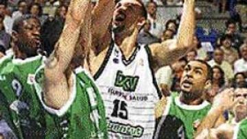 <b>REFERENTE.</B> Zan Tabak es el baluarte del juego interior de la Penya.