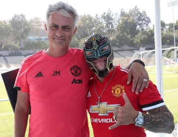 Rey Mysterio junto al siempre polémico Jose Mourinho, en sus días como DT de los Red Devils