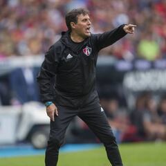 Hoyos respalda a González y Hernández después de errores