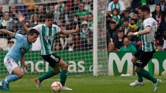 Alfon, del Celta B, junto a Íñigo y Tienza, del Racing.