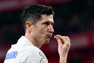 Barcelona's Polish forward #09 Robert Lewandowski eats a gummy as he celebrates scoring an equalizing goal during the Spanish Copa del Rey (King's Cup) quarter final first leg football match between  Athletic Club Bilbao and FC Barcelona at the San Mames stadium in Bilbao on January 24, 2024. (Photo by ANDER GILLENEA / AFP)