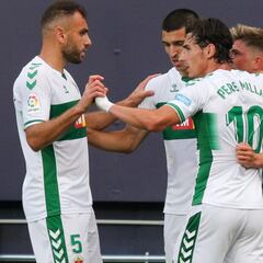 El Elche gana al Cádiz y llega con opciones a la última jornada