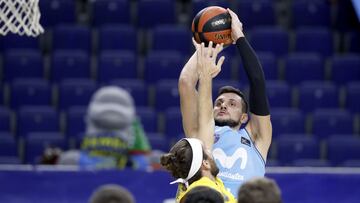 Alessandro Gentile lanza durante el partido contra el Iberostar Tenerife.