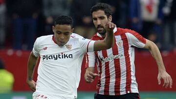 Luis Muriel (Sevilla) con Ra&uacute;l Garc&iacute;a (Athletic) detr&aacute;s.