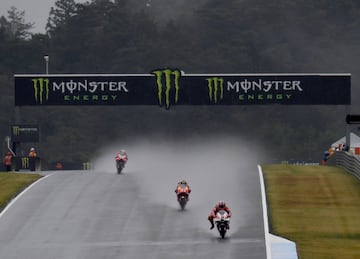 Duelo bajo la lluvia de Motegi entre Dovizioso y Márquez