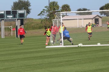 El Bayer Leverkusen entrena en el campo deportivo del Omni Resort. 