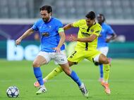 LIMASSOL (Cyprus), 05/11/2025.- David Goldar (L) of Pafos in action against Ayoze Perez of Villarreal during the UEFA Champions League league phase match beween Pafos and Villarreal CF, in Limassol, Cyprus, 05 November 2025. (Liga de Campeones, Chipre) EFE/EPA/SAKIS SAVVIDES