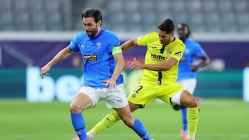 LIMASSOL (Cyprus), 05/11/2025.- David Goldar (L) of Pafos in action against Ayoze Perez of Villarreal during the UEFA Champions League league phase match beween Pafos and Villarreal CF, in Limassol, Cyprus, 05 November 2025. (Liga de Campeones, Chipre) EFE/EPA/SAKIS SAVVIDES