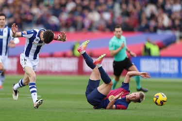 Jugada de la falta de Aritz Gabilondo a Dani Olmo. 