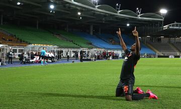 Sus goles salvaron al Granada y el subidón en el tramo final de su carrera ha sido de cuento de hadas. El delantero se marchó a China y de allí le rescató... el Manchester United. El africano, red devil confeso, vive su sueño. 