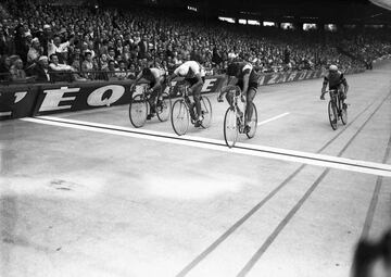 Roulers, 3 de febrero de 1931-Rumbeke, 30 de junio de 2024. 93 años. Ciclista belga de dilatada trayectoria. Sumó un centenar de victorias entre 1952 y 1967, entre ellas una etapa en la Vuelta a España, dos Flechas Valonas, la París-Tours y la Kuurne. Participó en las tres grandes, con una cuarta plaza en el Tour de Francia 1962 como mejor clasificación final.