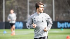 Denis Su&aacute;rez, centrocampista del Celta, corre durante un entrenamiento en la ciudad deportiva del club vigu&eacute;s. 