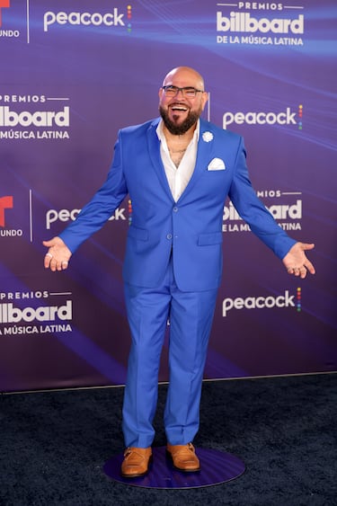 Angel Lopez posa en la alfombra roja de los Premios Billboard de la Música Latina 2025.