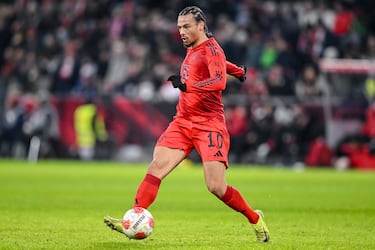 El alemán está dispuesto a permanecer en el Bayern, pero busca claridad sobre su futuro antes de quedar libre el próximo verano. Ante la posible falta de acuerdo, clubes como el Arsenal y el Manchester United han mostrado interés en el extremo, posicionándose como opciones para el internacional alemán en caso de que el Bayern no concrete su renovación.