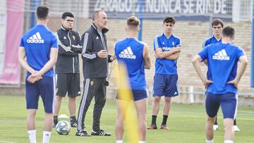 V&iacute;ctor Fern&aacute;ndez da instrucciones a sus jugadores en el entrenamiento de esta tarde en la Ciudad Deportiva.