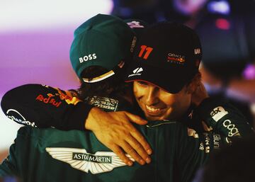 Abrazo entre Sergio Pérez y Fernando Alonso tras finalizar la carrera del Gran Premio de Bahréin.