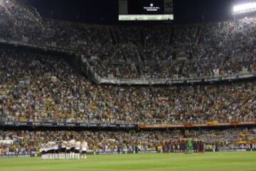 Tercera jornada de la Liga Bbva. Valencia - Barcelona. Minuto de silencio por el fallecimiento de Ignacio Eizaguirre.