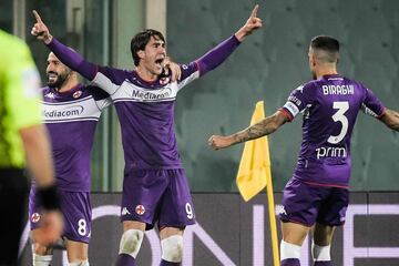 El cuadro italiano quiere reinvertir lo acumulado de las ventas que ha hecho en los últimos años. La Fiore acaba de incorporar a Lucas Torreira, Jonathan Ikoné, Arthur Cabral y Kryzstof Piatek.