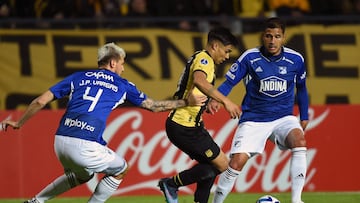 Penarol's forward Matias Arezo (C) vies for the ball with Millonarios' Costa Rican defender Juan Pablo Vargas (L) and Millonarios' midfielder Larry Vasquez during the Copa Sudamericana group stage first leg football match between Pe�arol and Millonarios at the Campeon del Siglo stadium in Montevideo on April 20, 2023. (Photo by DANTE FERNANDEZ / AFP)