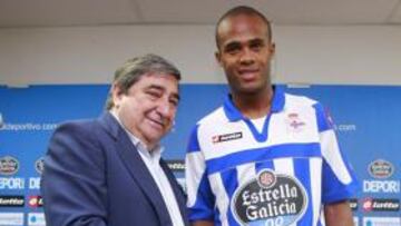 <b>DE BLANQUIAZUL. </b>El brasileño Evaldo posó ayer con su nueva camiseta y conoció el estadio de Riazor.