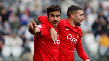 BURGOS, 07/01/2024.- El delantero del Mallorca Abdón Prats (i) celebra tras marcar el 0-3 ante el Burgos CF en el partido de diceseisavos de final de la Copa del Rey, este domingo en el Estadio Municipal de El Plantío en Burgos. EFE/Mariscal
