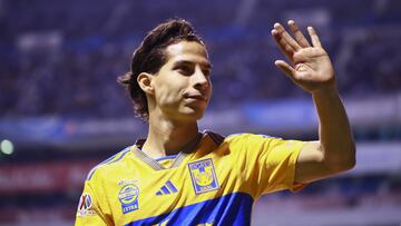 Diego Lainez se despide de la afición en un partido de los Tigres.
