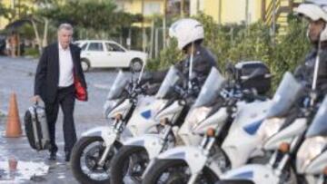 Hitzfeld, delante de varias motos de Policía de seguridad