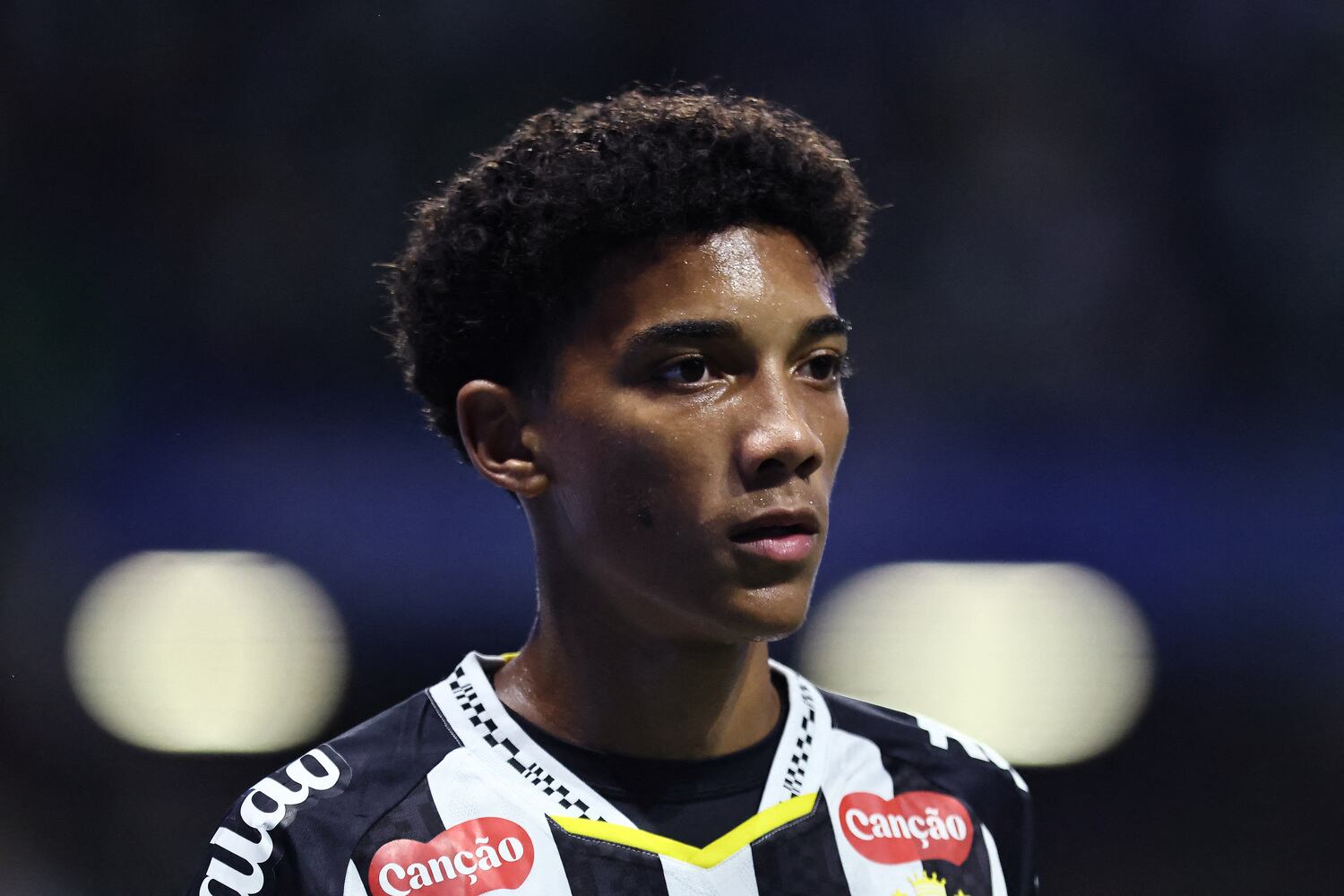FÚTBOL FÚTBOL - Campeonato Brasileiro - PALMERAS v SANTOS - ALLIANCE PARK, SAO PAULO, BRASIL - 6 DE NOVIEMBRE de 2025 Robinho Jr de Santos parece triste después de que Vitor Roque de Palmeiras anota su primer gol REUTERS/Thiago Bernardes.