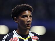 Soccer Football - Brasileiro Championship - Palmeiras v Santos - Allianz Parque, Sao Paulo, Brazil - November 6, 2025 Santos' Robinho Junior looks dejected after Palmeiras' Vitor Roque scores their first goal REUTERS/Thiago Bernardes