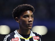 Soccer Football - Brasileiro Championship - Palmeiras v Santos - Allianz Parque, Sao Paulo, Brazil - November 6, 2025 Santos' Robinho Junior looks dejected after Palmeiras' Vitor Roque scores their first goal REUTERS/Thiago Bernardes