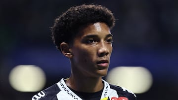 Soccer Football - Brasileiro Championship - Palmeiras v Santos - Allianz Parque, Sao Paulo, Brazil - November 6, 2025 Santos' Robinho Junior looks dejected after Palmeiras' Vitor Roque scores their first goal REUTERS/Thiago Bernardes